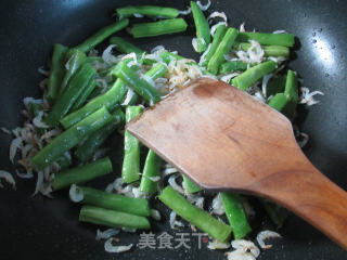 Stir-fried Plum Beans with Shrimp Skins recipe