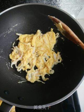 Scrambled Eggs with Leek and Whitebait recipe