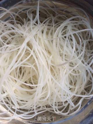 Crispy Chicken Feet Rice Noodles recipe