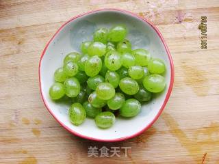 Stewed White Fungus with Grapes recipe