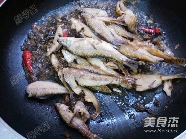 Braised Small Fish with Pickled Vegetables recipe