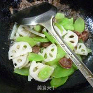 Stir-fried Lotus Root with Spicy Sausage and Lettuce recipe