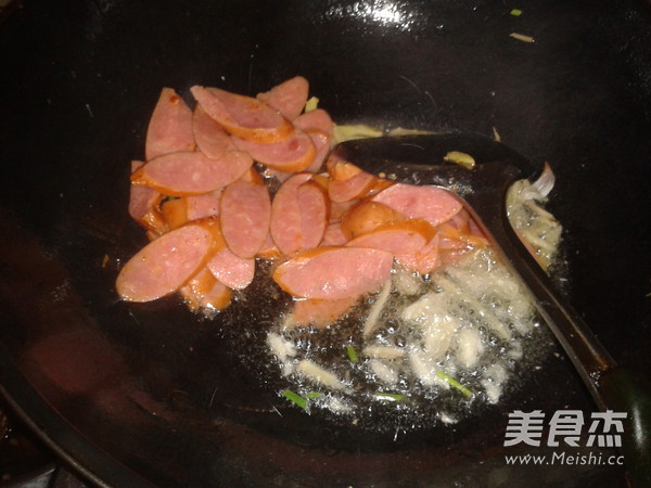 Celery Stir-fried Pork Sausage recipe