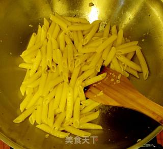 Baby's Dinner-luncheon Meat and Broccoli Stir-fried Macaroni recipe