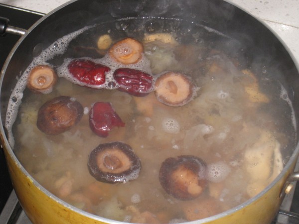 Lean Pork Soup with Oyster and Snow Fungus recipe