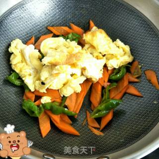 "quick Hand Stir-fry" Scrambled Eggs with Peppers and Carrots recipe