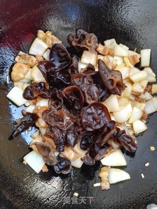 Stir-fried Pork Belly with Black Fungus and Onion recipe