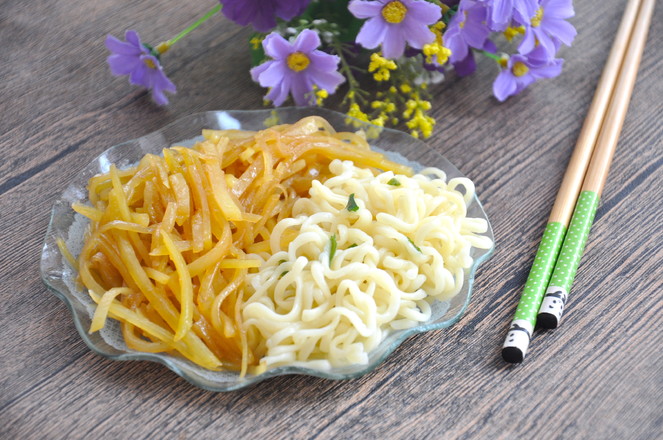 #中卓牛骨汤面# Potato Silk Instant Noodles Double Fight recipe
