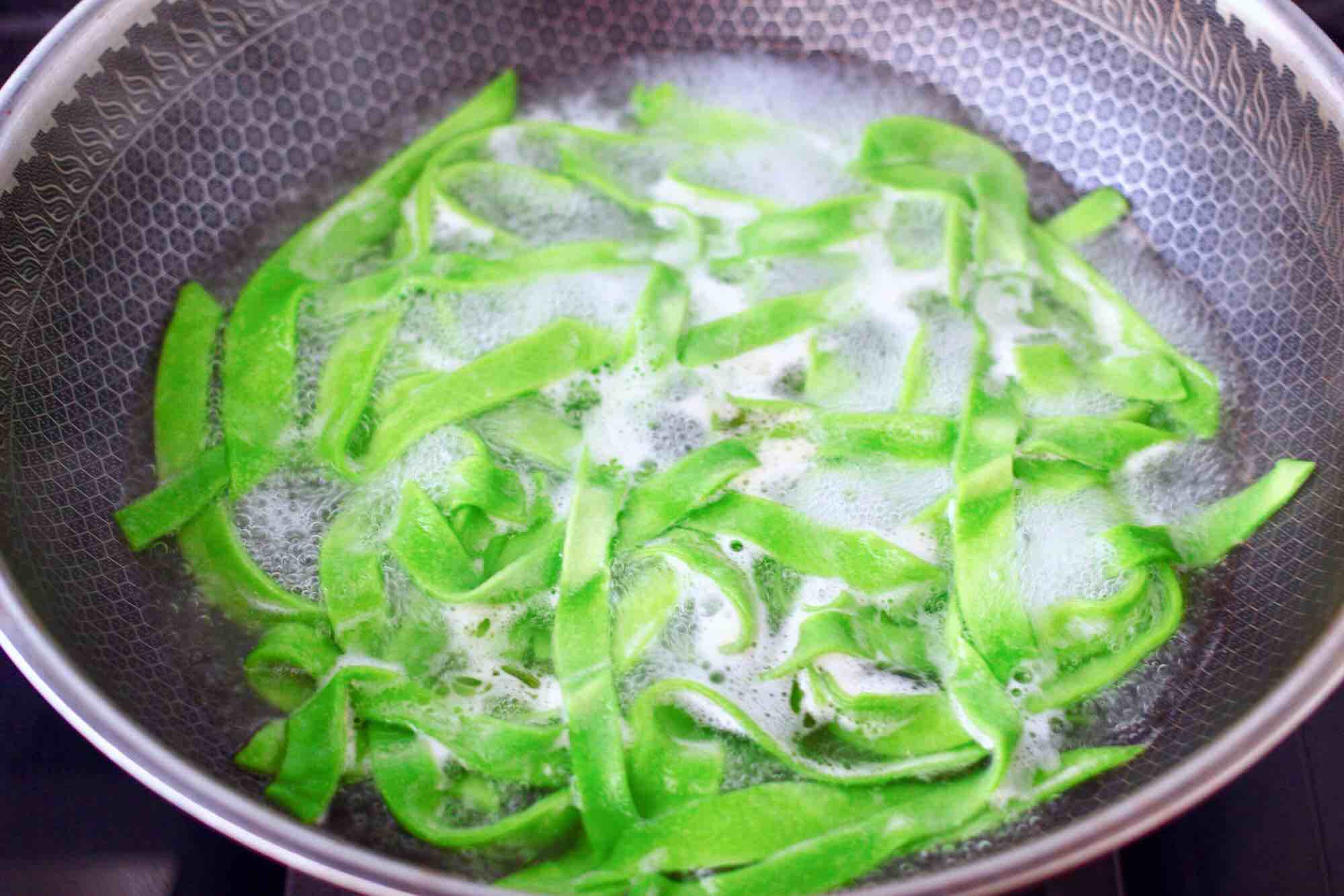 Spinach Noodles with Tomato Brisket recipe