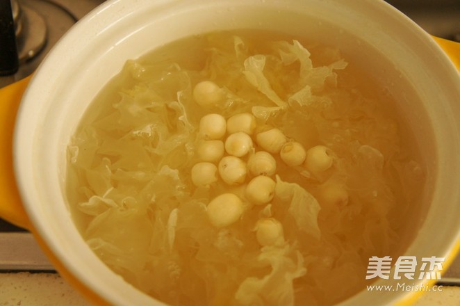 Peony Tremella and Lotus Seed Soup recipe