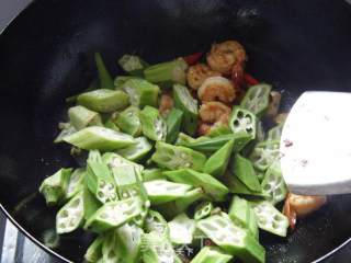 Fried Okra with Shrimp and Spicy Pepper recipe