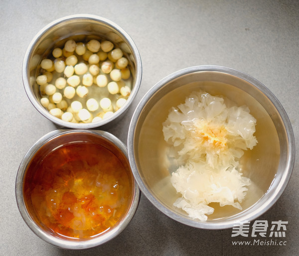 White Fungus and Lotus Seed Soup recipe