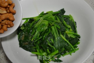 Spinach Mixed with Cashew Nuts recipe