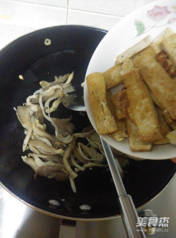 Stir-fried Apple Mushrooms with Tofu recipe
