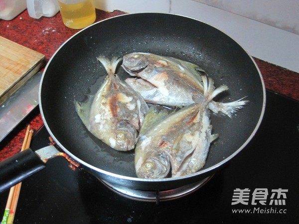 Fried and Braised Crucian Pomfret recipe