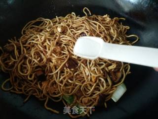 Stir-fried Dry Noodles with Cabbage and Mushrooms recipe