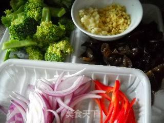 Shredded Chicken with Onion and Broccoli recipe