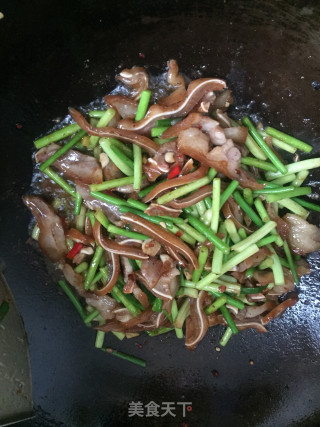 Stir-fried Pork Ears with Garlic Moss recipe