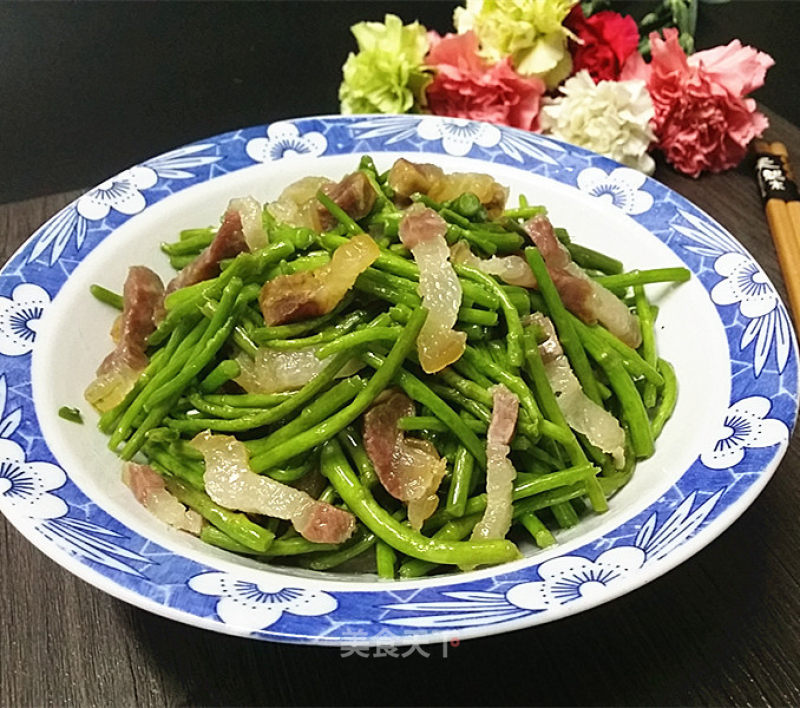 Stir-fried Bacon with Artemisia recipe