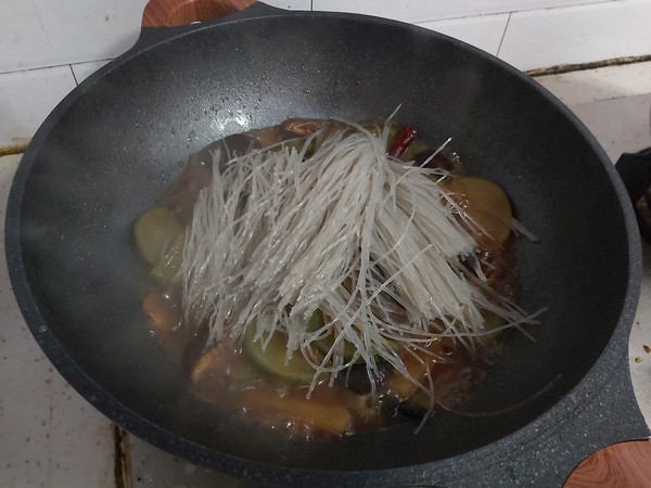 Stewed Vermicelli with Radish in Broth recipe