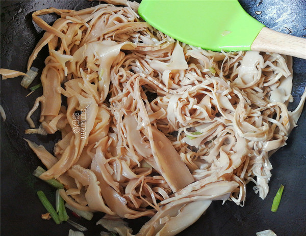 Scallion and Dried Bamboo Shoots recipe