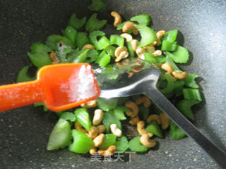 Stir-fried Celery with Crispy Cashew Nuts recipe