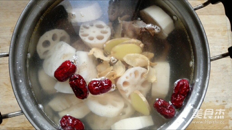 Nourishing Yin and Cooling Blood Old Duck Lotus Root Soup recipe