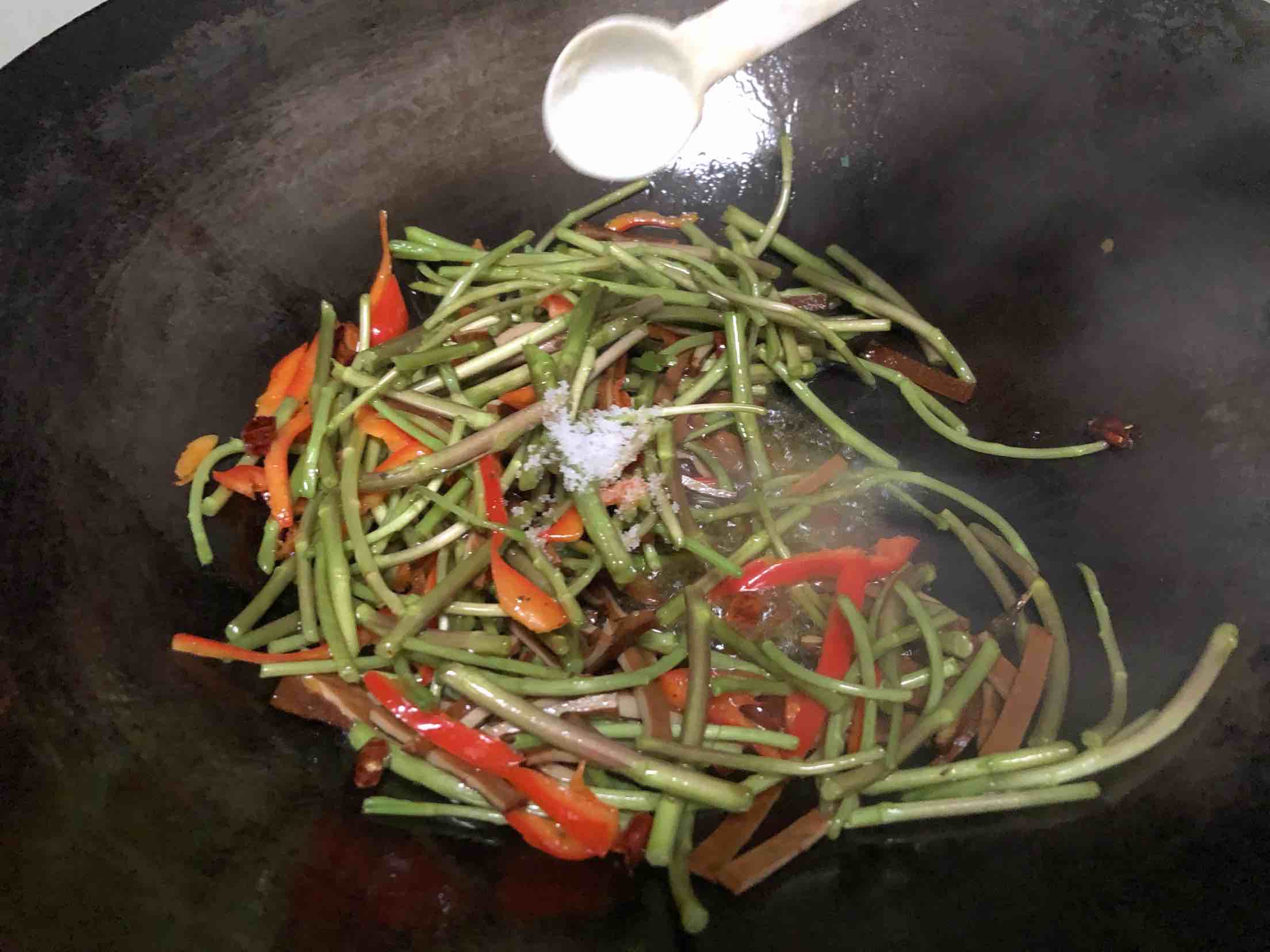 Stir-fried Wormwood with Fragrant Dry recipe