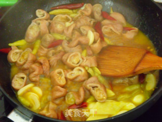 【festive Family Banquet Stir-fried Sautéed Pork Intestines with Hot Peppers recipe