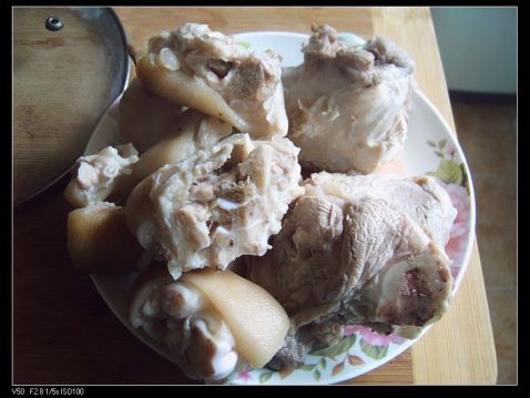 Stewed Pork Trotters with Snow Peas recipe