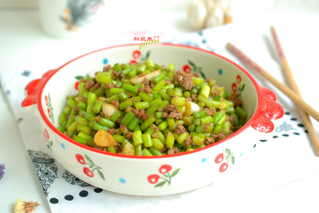 Stir-fried Garlic Sprouts with Minced Beef recipe