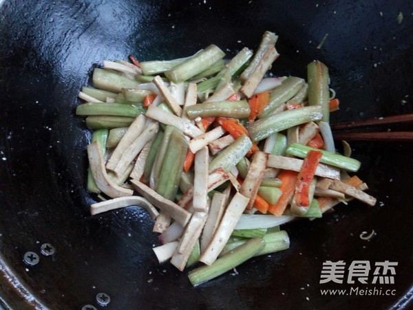 Stir-fried Loofah with Dried Beans recipe