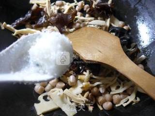 Stir-fried Bamboo Shoots with Black Fungus and Peanuts recipe