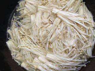 Stir-fried Enoki Mushroom with Chopped Pepper recipe