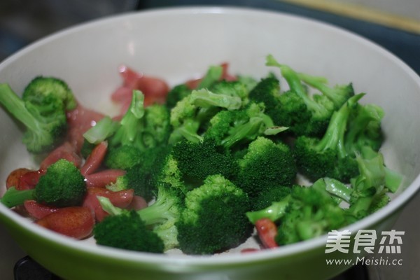 Stir-fried Crispy Sausage with Broccoli recipe