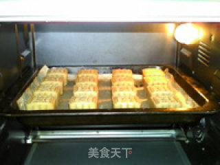 Transparent Skin Lotus Paste and Egg Yolk Mooncakes recipe