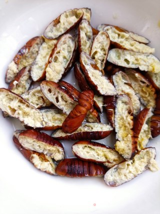 Dry Stir-fried Silkworm Pupa recipe