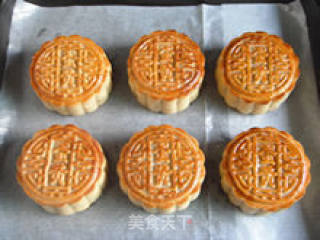 【cantonese-style Egg Yolk and Lotus Seed Paste Moon Cakes】--- My Favorite Moon Cake on Mid-autumn Festival recipe