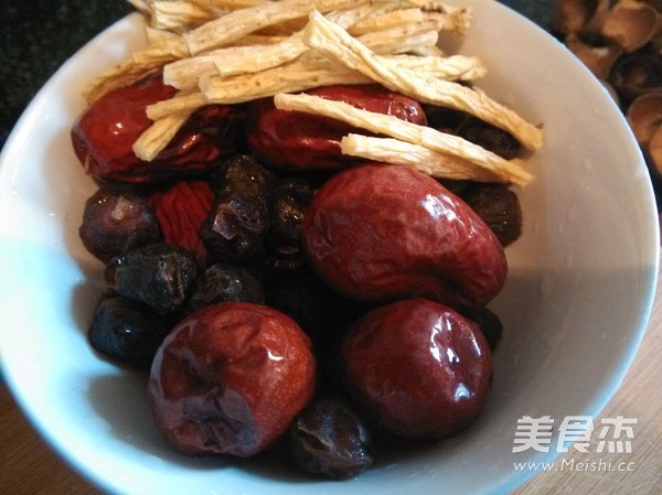 Bamboo Fungus Black Chicken Longan Soup recipe