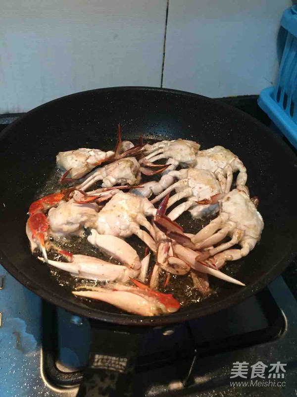 Fried Crab with Ginger and Spring Onion recipe