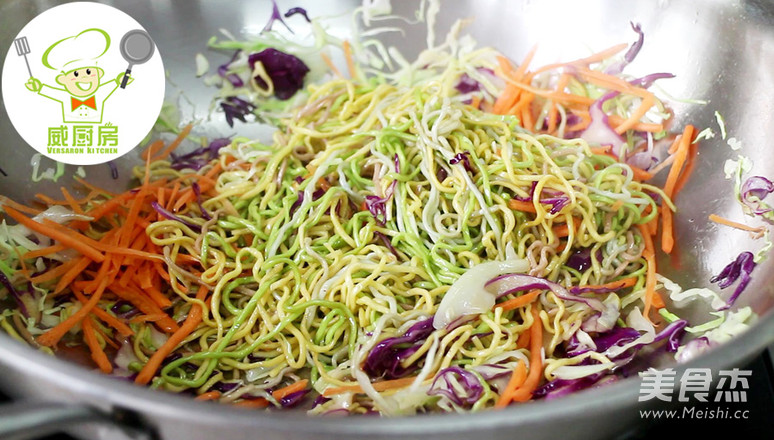 Three Silk Vegetarian Fried Noodles, A Bowl of Nutritious Noodles Made with Vegetable Juice-- recipe