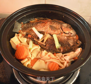 Thousands of Carrots and Crucian Carp in Clay Pot recipe