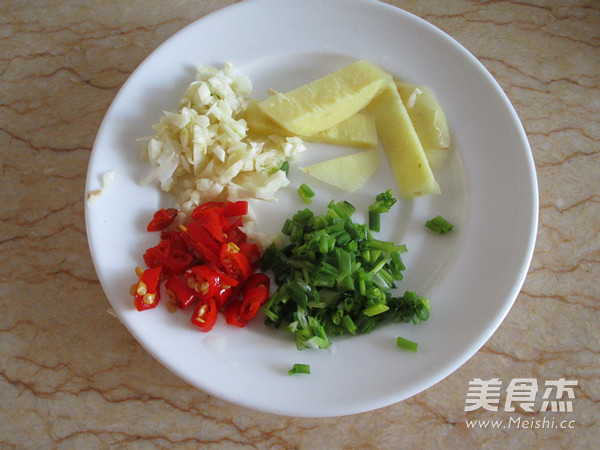 Steamed Scallop Meat with Pickled Pepper and Enoki Mushroom recipe