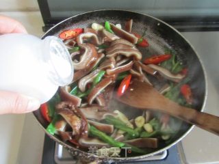 Stir-fried Pork Ears with Green Peppers recipe