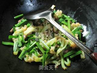 Stir-fried Cauliflower with Chives and Chicken Gizzards recipe