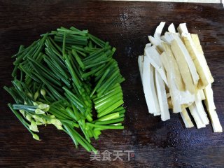 Stir-fried Dried Tofu with Leek and Moss recipe