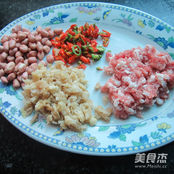 Peanuts, Minced Meat and Dried Radish recipe