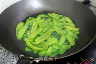 Fried Red Sausage with Snow Peas recipe