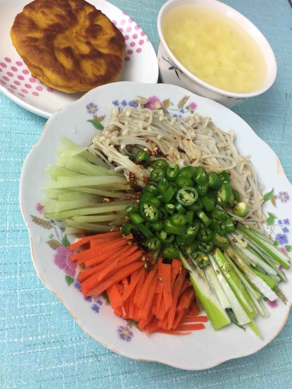 Enoki Mushrooms Mixed with Green Onions recipe