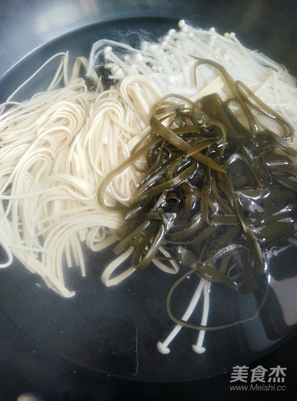 Thousands of Golden Needles Mixed with Kelp Shreds recipe